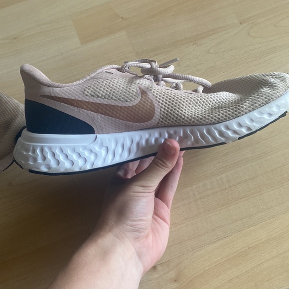 Rose gold Nike revolution 5s - Picture 3 of 4